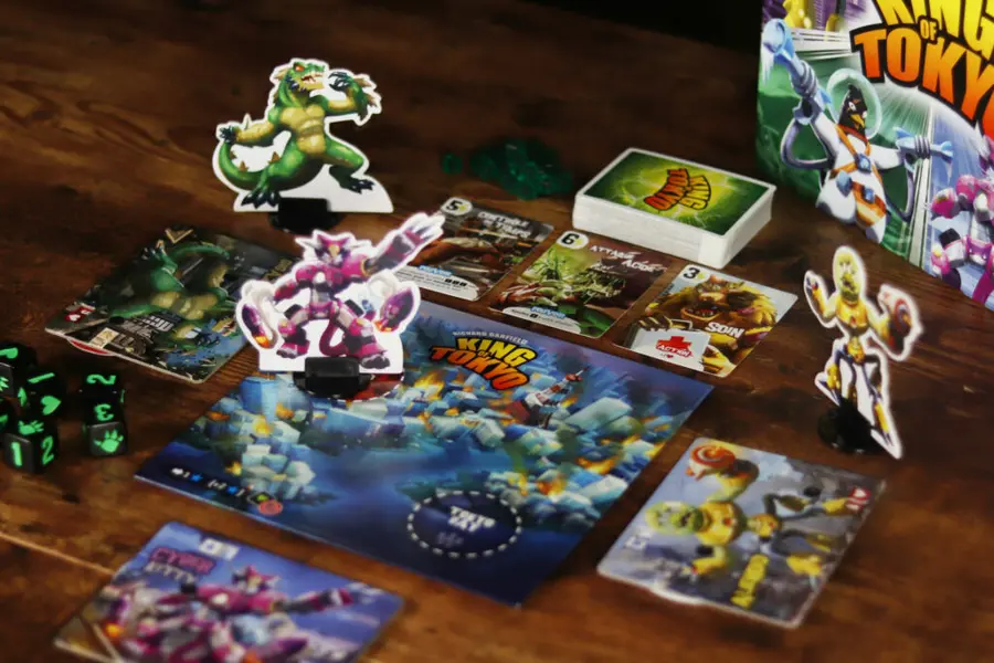 Plateau, monstres, cartes et dés du jeu King of Tokyo